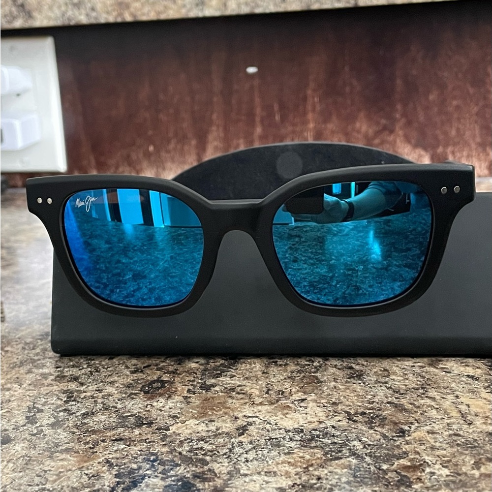 Maui Jim Sunglasses - Picture 2 of 3
